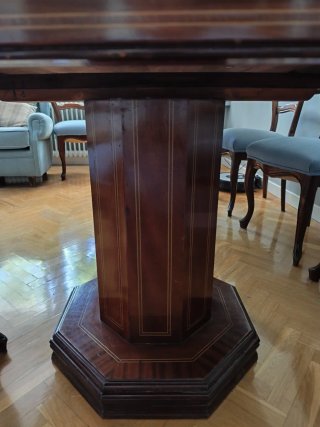 Mesa de comedor de madera.