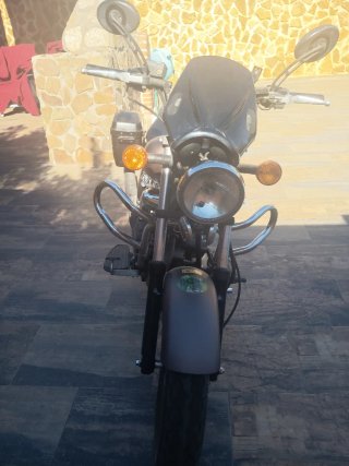 Keeway Cruiser Marrón y Negra