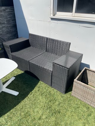 Sofá de jardín ratán negro y cojines beige