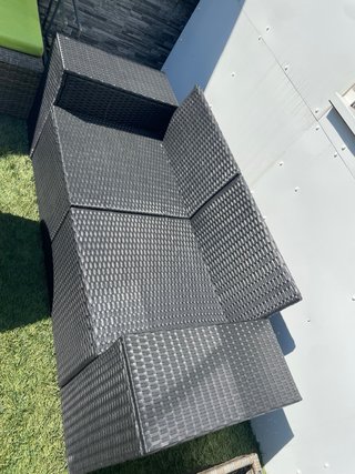 Sofá de jardín ratán negro y cojines beige