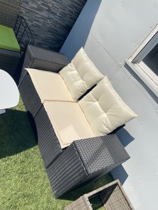 Sofá de jardín ratán negro y cojines beige