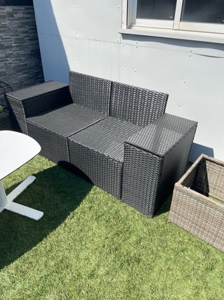 Sofá de jardín ratán negro y cojines beige