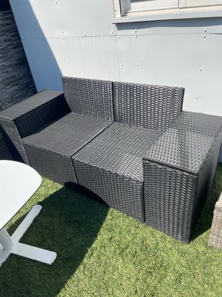 Sofá de jardín ratán negro y cojines beige