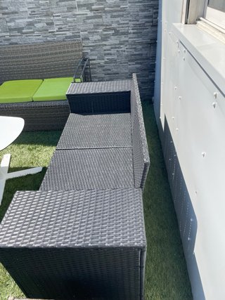 Sofá de jardín ratán negro y cojines beige