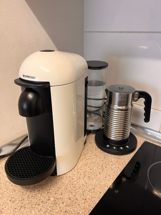 Cafetera Nespresso Vertuo C + Aeroccino