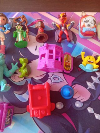 Lote de muñecos y figuras variadas