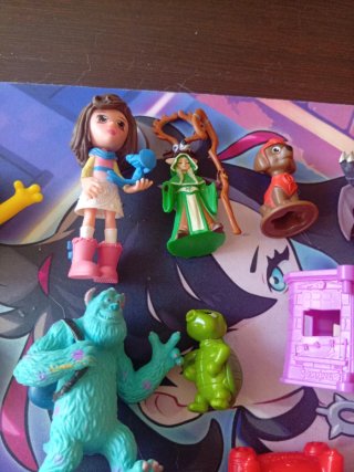 Lote de muñecos y figuras variadas