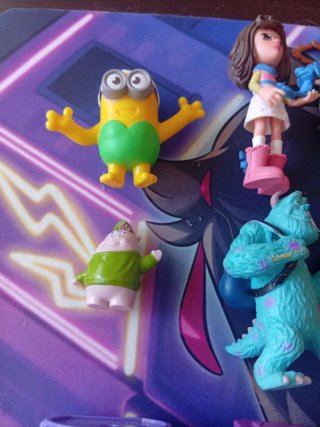 Lote de muñecos y figuras variadas