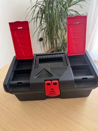 Caja de herramientas negra y roja