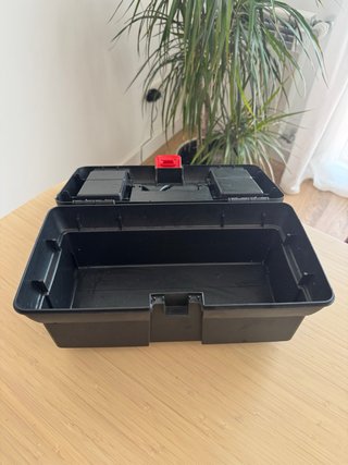 Caja de herramientas negra y roja