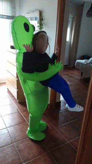 Disfraz Alien Secuestrando Niño Inflable.