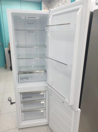 Nevera Midea 1.80m x 54cm, semi nueva