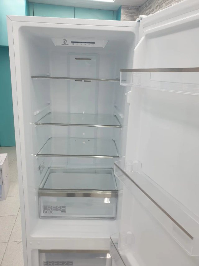 Nevera Midea 1.80m x 54cm, semi nueva