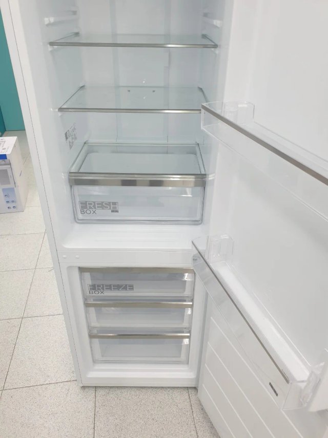 Nevera Midea 1.80m x 54cm, semi nueva