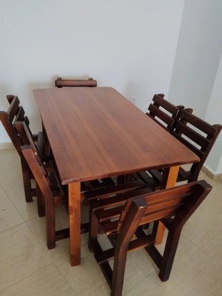 Mesa de comedor con 6 sillas de madera