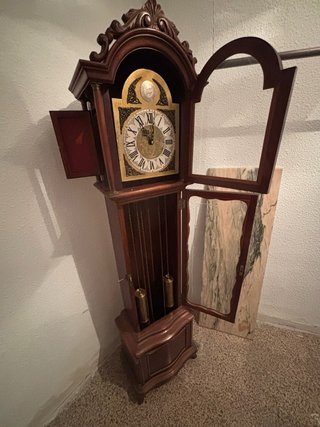 Reloj de pie antiguo de madera