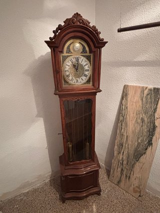 Reloj de pie antiguo de madera