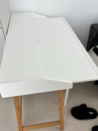 Mesa de escritorio blanca