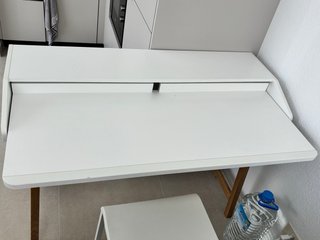 Mesa de escritorio blanca