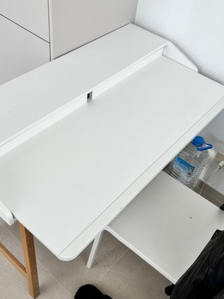 Mesa de escritorio blanca