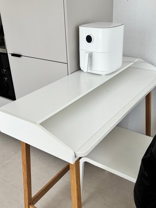 Mesa de escritorio blanca