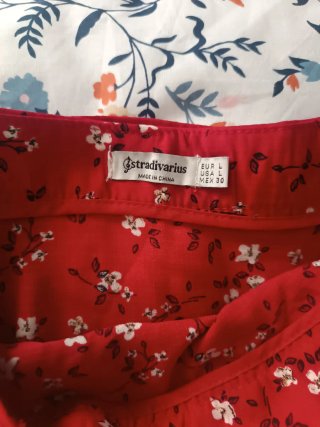 Falda corta roja estampada flores