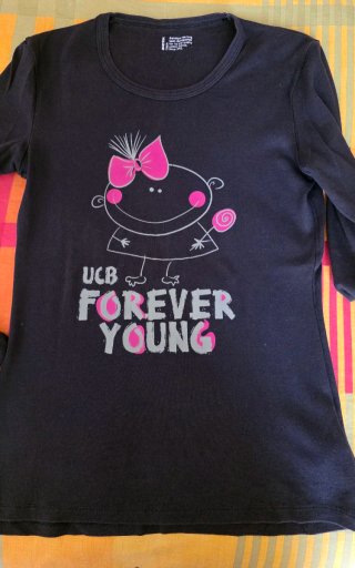 Camiseta Benetton Negra Dibujo Niña Lazo Rosa