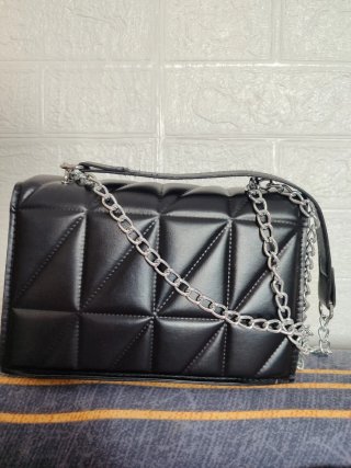 Bolso negro  con cadena
