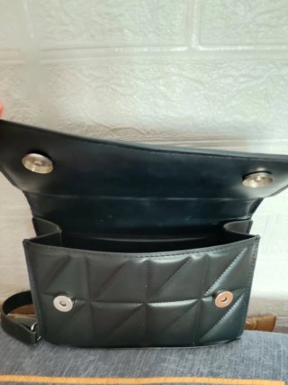 Bolso negro  con cadena
