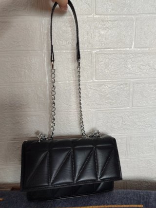 Bolso negro  con cadena