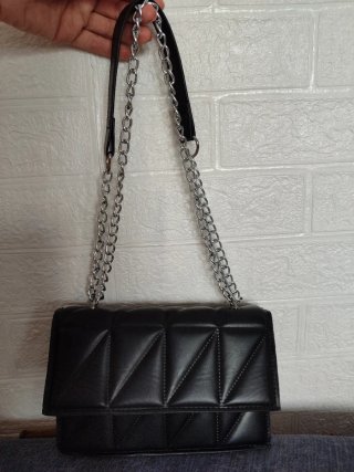 Bolso negro  con cadena