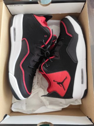 Zapatillas Jordan Talla 43 Negras y Rojas