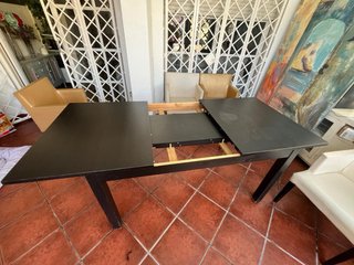 Mesa comedor y 4 sillas piel