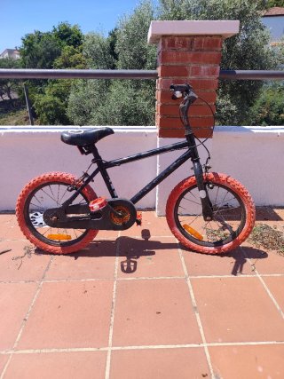 Bicicleta infantil negra y roja
