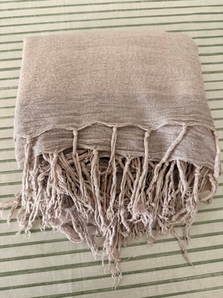 Fular fino punto beige y plata