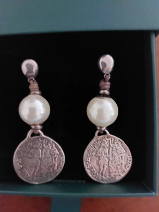 Pendientes de plata con perla y moneda