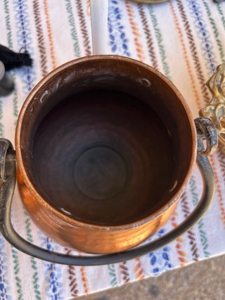 Recipiente de cobre martillado con asa