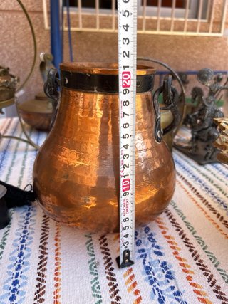 Recipiente de cobre martillado con asa