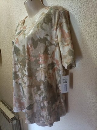Camiseta floral con lentejuelas