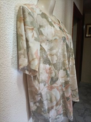 Camiseta floral con lentejuelas
