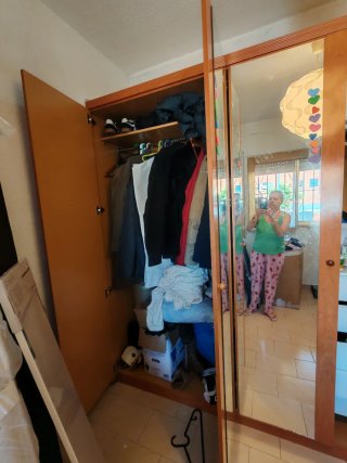 Ropero de madera con espejos