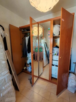 Ropero de madera con espejos