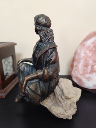 Figura de bronce mujer sentada