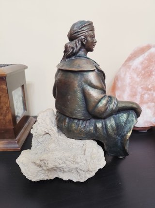 Figura de bronce mujer sentada