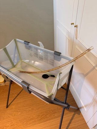 Bañera Stokke con patas y asiento para bebé