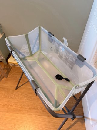 Bañera Stokke con patas y asiento para bebé