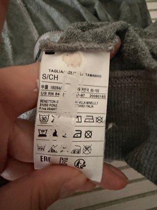 Sudadera gris con capucha y cremallera