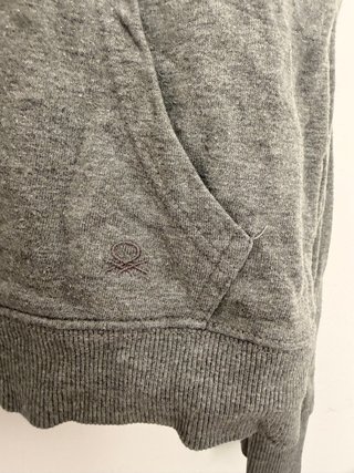Sudadera gris con capucha y cremallera