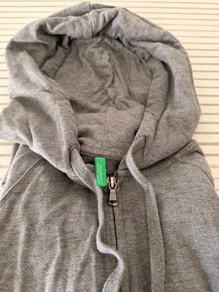 Sudadera gris con capucha y cremallera