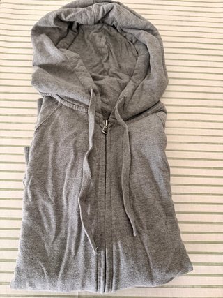 Sudadera gris con capucha y cremallera